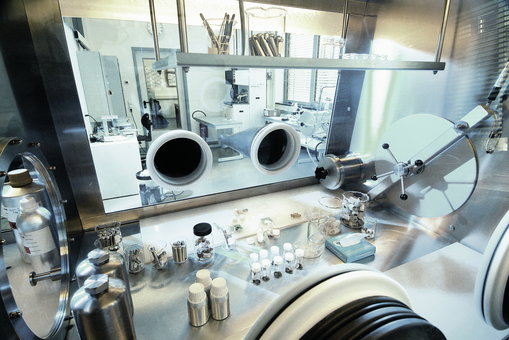 Glove box used for inert atmosphere cell assembly